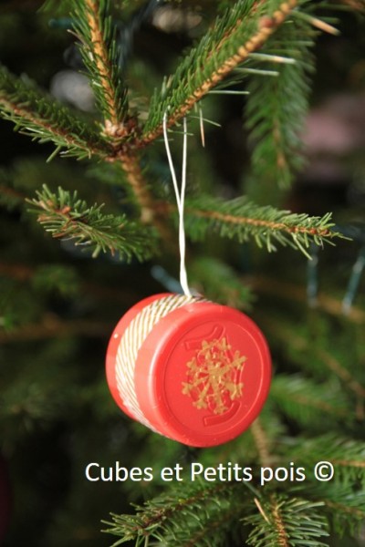 Boules de Noël en bouchons de bouteilles en plastique